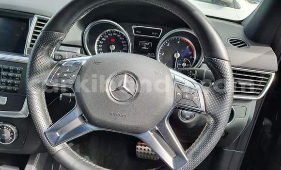 Nunua Ilio tumika Mercedes‒Benz ML–Class Nyeusi Gari ndani ya Kampala nchini Uganda Nunua Ilio tumika Mercedes‒Benz ML–Class Nyeusi Gari ndani ya Kampala nchini Uganda