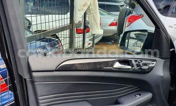 Nunua Ilio tumika Mercedes‒Benz ML–Class Nyeusi Gari ndani ya Kampala nchini Uganda Nunua Ilio tumika Mercedes‒Benz ML–Class Nyeusi Gari ndani ya Kampala nchini Uganda