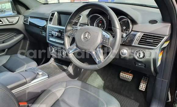 Nunua Ilio tumika Mercedes‒Benz ML–Class Nyeusi Gari ndani ya Kampala nchini Uganda Nunua Ilio tumika Mercedes‒Benz ML–Class Nyeusi Gari ndani ya Kampala nchini Uganda
