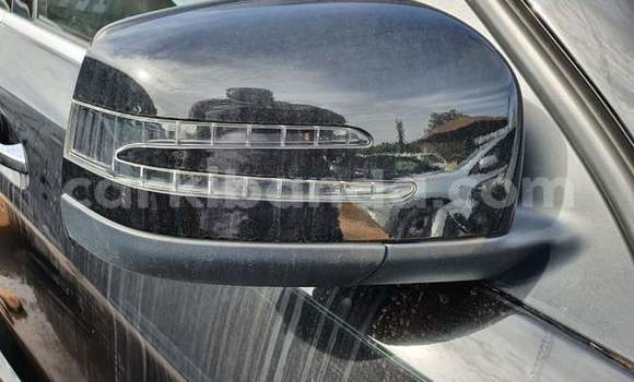 Nunua Ilio tumika Mercedes‒Benz ML–Class Nyeusi Gari ndani ya Kampala nchini Uganda Nunua Ilio tumika Mercedes‒Benz ML–Class Nyeusi Gari ndani ya Kampala nchini Uganda