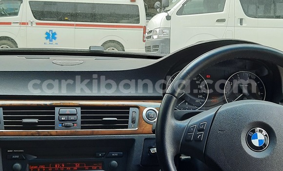 Gura Yakoze BMW 3–Series Beige Imodoka i Kampala mu Uganda