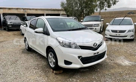 Nunua Ilio tumika Toyota Vitz Nyeupe Gari ndani ya Kampala nchini Uganda Nunua Ilio tumika Toyota Vitz Nyeupe Gari ndani ya Kampala nchini Uganda