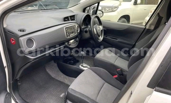 Nunua Ilio tumika Toyota Vitz Nyeupe Gari ndani ya Kampala nchini Uganda Nunua Ilio tumika Toyota Vitz Nyeupe Gari ndani ya Kampala nchini Uganda
