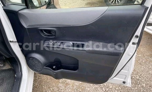 Nunua Ilio tumika Toyota Vitz Nyeupe Gari ndani ya Kampala nchini Uganda Nunua Ilio tumika Toyota Vitz Nyeupe Gari ndani ya Kampala nchini Uganda