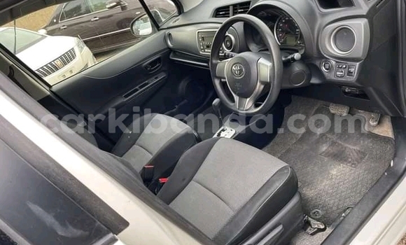 Nunua Ilio tumika Toyota Vitz Nyeupe Gari ndani ya Kampala nchini Uganda Nunua Ilio tumika Toyota Vitz Nyeupe Gari ndani ya Kampala nchini Uganda