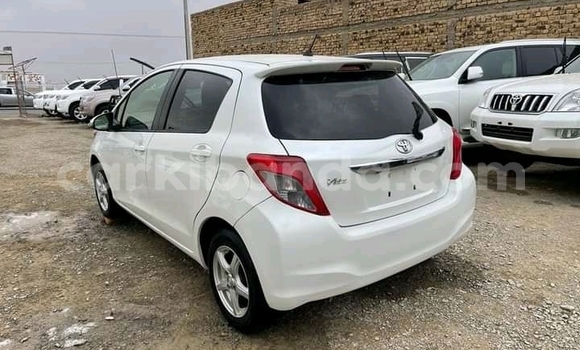 Nunua Ilio tumika Toyota Vitz Nyeupe Gari ndani ya Kampala nchini Uganda Nunua Ilio tumika Toyota Vitz Nyeupe Gari ndani ya Kampala nchini Uganda
