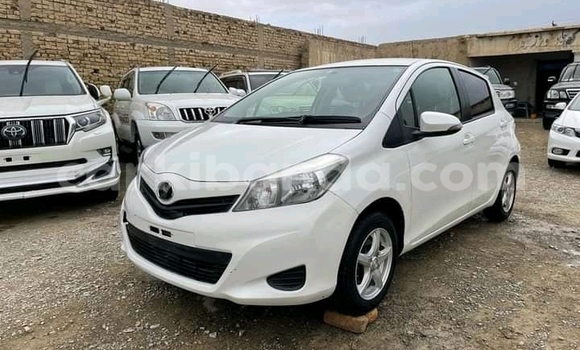 Nunua Ilio tumika Toyota Vitz Nyeupe Gari ndani ya Kampala nchini Uganda Nunua Ilio tumika Toyota Vitz Nyeupe Gari ndani ya Kampala nchini Uganda