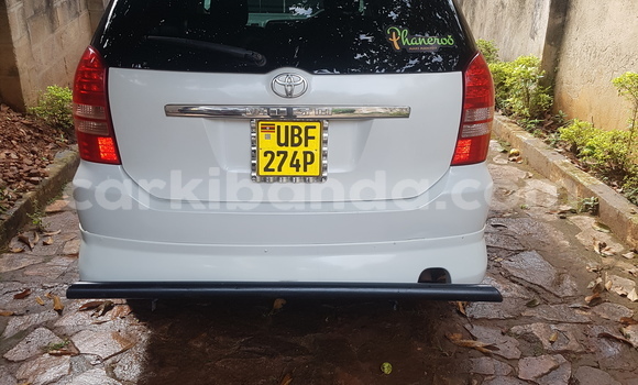 Acheter Occasion Voiture Toyota Wish Blanc à Kampala, Ouganda