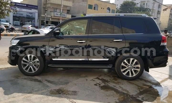 Nunua Ilio tumika Toyota Land Cruiser Nyeusi Gari ndani ya Kampala nchini Uganda Nunua Ilio tumika Toyota Land Cruiser Nyeusi Gari ndani ya Kampala nchini Uganda