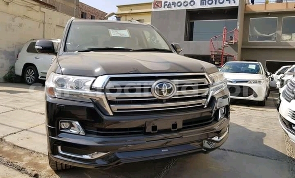 Nunua Ilio tumika Toyota Land Cruiser Nyeusi Gari ndani ya Kampala nchini Uganda Nunua Ilio tumika Toyota Land Cruiser Nyeusi Gari ndani ya Kampala nchini Uganda