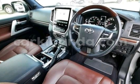 Nunua Ilio tumika Toyota Land Cruiser Nyeusi Gari ndani ya Kampala nchini Uganda Nunua Ilio tumika Toyota Land Cruiser Nyeusi Gari ndani ya Kampala nchini Uganda