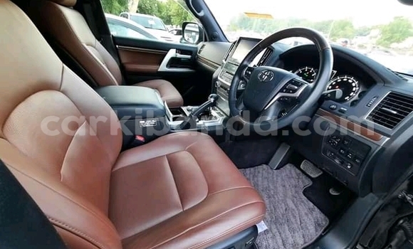 Nunua Ilio tumika Toyota Land Cruiser Nyeusi Gari ndani ya Kampala nchini Uganda Nunua Ilio tumika Toyota Land Cruiser Nyeusi Gari ndani ya Kampala nchini Uganda