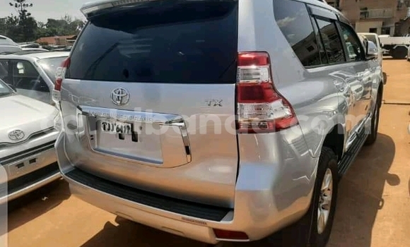 Nunua Ilio tumika Toyota Land Cruiser Prado Fedha Gari ndani ya Kampala nchini Uganda Nunua Ilio tumika Toyota Land Cruiser Prado Fedha Gari ndani ya Kampala nchini Uganda