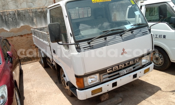 Nunua Ilio tumika Mitsubishi L400 Nyeupe Lori ndani ya Kampala nchini Uganda Nunua Ilio tumika Mitsubishi L400 Nyeupe Lori ndani ya Kampala nchini Uganda