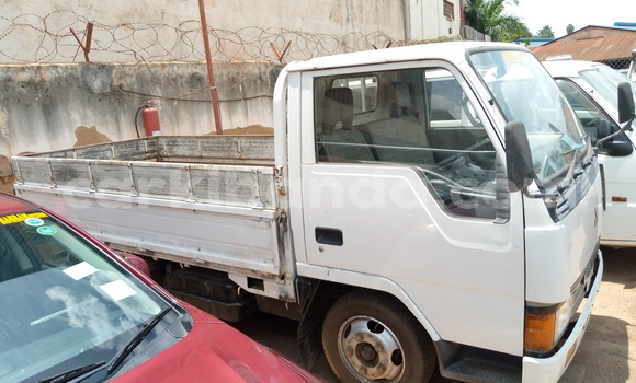 Nunua Ilio tumika Mitsubishi L400 Nyeupe Lori ndani ya Kampala nchini Uganda Nunua Ilio tumika Mitsubishi L400 Nyeupe Lori ndani ya Kampala nchini Uganda