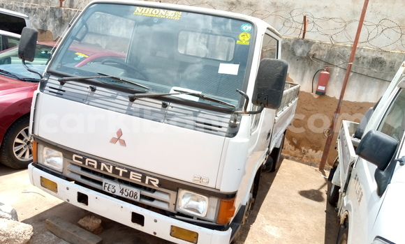 Nunua Ilio tumika Mitsubishi L400 Nyeupe Lori ndani ya Kampala nchini Uganda Nunua Ilio tumika Mitsubishi L400 Nyeupe Lori ndani ya Kampala nchini Uganda