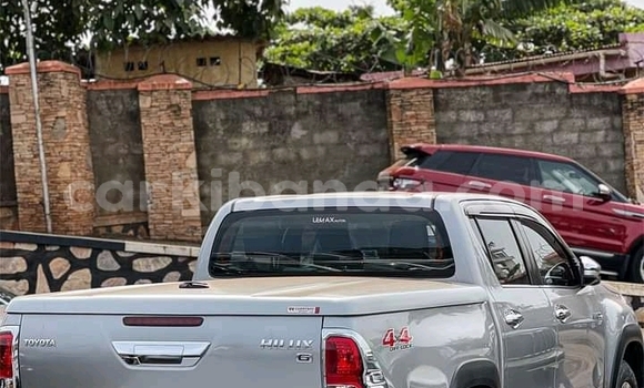 Gura Yakoze Toyota Hiluxe Revo White Imodoka i Kampala mu Uganda Gura Yakoze Toyota Hiluxe Revo White Imodoka i Kampala mu Uganda