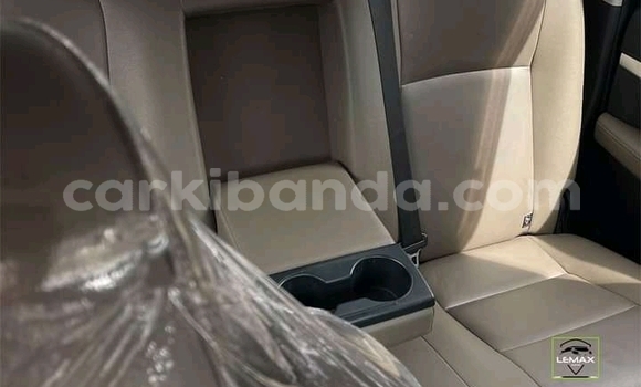 Gura Yakoze Toyota Hiluxe Revo White Imodoka i Kampala mu Uganda Gura Yakoze Toyota Hiluxe Revo White Imodoka i Kampala mu Uganda