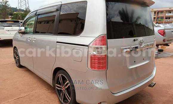 Acheter Occasion Voiture Toyota Noah Gris à Kampala, Ouganda
