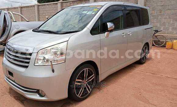Nunua Ilio tumika Toyota Noah Fedha Gari ndani ya Kampala nchini Uganda Nunua Ilio tumika Toyota Noah Fedha Gari ndani ya Kampala nchini Uganda