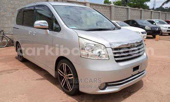 Nunua Ilio tumika Toyota Noah Fedha Gari ndani ya Kampala nchini Uganda Nunua Ilio tumika Toyota Noah Fedha Gari ndani ya Kampala nchini Uganda