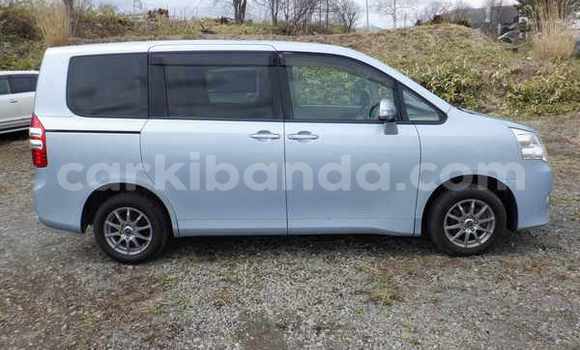 Gura Nshya Toyota Noah Blue Imodoka i Kampala mu Uganda Gura Nshya Toyota Noah Blue Imodoka i Kampala mu Uganda