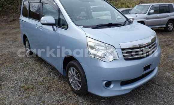 Gura Nshya Toyota Noah Blue Imodoka i Kampala mu Uganda Gura Nshya Toyota Noah Blue Imodoka i Kampala mu Uganda
