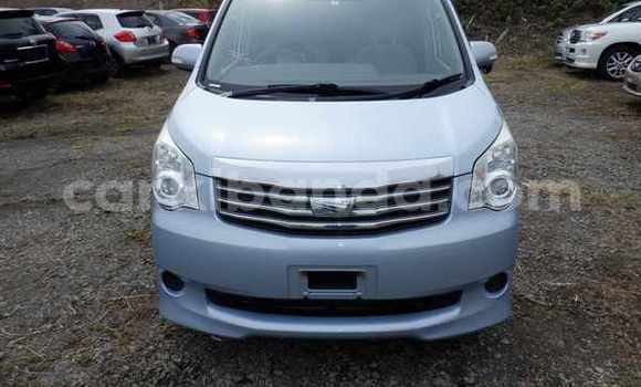 Gura Nshya Toyota Noah Blue Imodoka i Kampala mu Uganda Gura Nshya Toyota Noah Blue Imodoka i Kampala mu Uganda