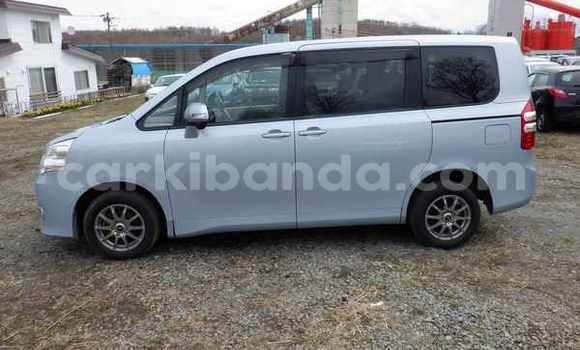 Gura Nshya Toyota Noah Blue Imodoka i Kampala mu Uganda Gura Nshya Toyota Noah Blue Imodoka i Kampala mu Uganda