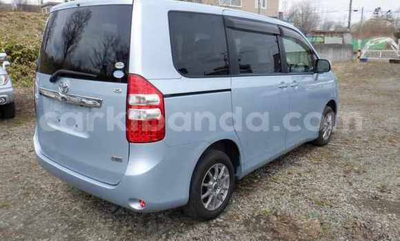 Gura Nshya Toyota Noah Blue Imodoka i Kampala mu Uganda Gura Nshya Toyota Noah Blue Imodoka i Kampala mu Uganda