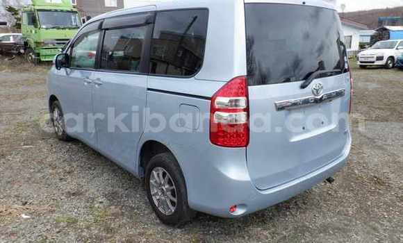 Gura Nshya Toyota Noah Blue Imodoka i Kampala mu Uganda Gura Nshya Toyota Noah Blue Imodoka i Kampala mu Uganda