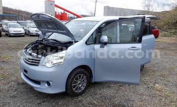 Gura Nshya Toyota Noah Blue Imodoka i Kampala mu Uganda Gura Nshya Toyota Noah Blue Imodoka i Kampala mu Uganda