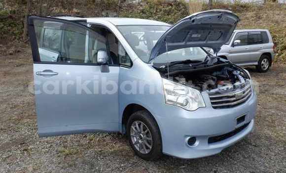 Gura Nshya Toyota Noah Blue Imodoka i Kampala mu Uganda Gura Nshya Toyota Noah Blue Imodoka i Kampala mu Uganda