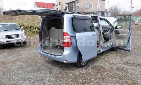 Gura Nshya Toyota Noah Blue Imodoka i Kampala mu Uganda Gura Nshya Toyota Noah Blue Imodoka i Kampala mu Uganda