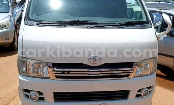 Gura Yakoze Toyota Hiace White Imodoka i Kampala mu Uganda