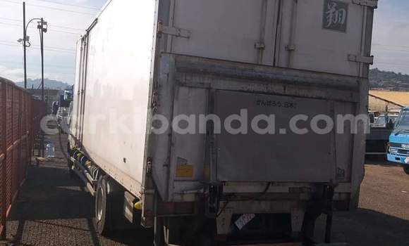 Nunua Ilio tumika Fuso Fighter Nyeupe Lori ndani ya Kampala nchini Uganda Nunua Ilio tumika Fuso Fighter Nyeupe Lori ndani ya Kampala nchini Uganda