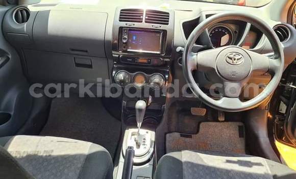 Gura Yakoze Toyota IST Silver Imodoka i Kampala mu Uganda Gura Yakoze Toyota IST Silver Imodoka i Kampala mu Uganda