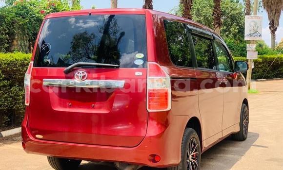 Nunua Ilio tumika Toyota Noah Nyekundu Gari ndani ya Kampala nchini Uganda Nunua Ilio tumika Toyota Noah Nyekundu Gari ndani ya Kampala nchini Uganda