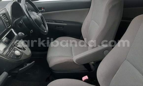 Gura Yakoze Toyota Wish Black Imodoka i Kampala mu Uganda Gura Yakoze Toyota Wish Black Imodoka i Kampala mu Uganda