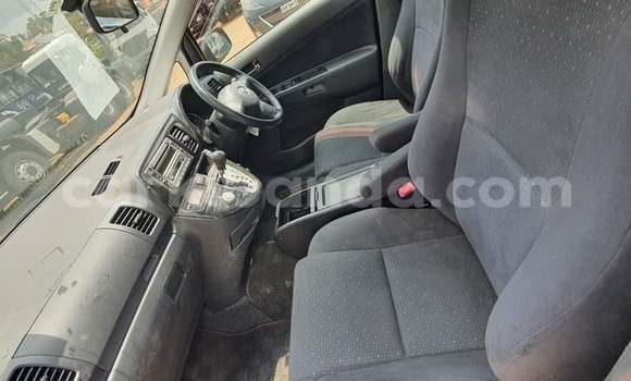 Nunua Ilio tumika Toyota Wish Fedha Gari ndani ya Kampala nchini Uganda Nunua Ilio tumika Toyota Wish Fedha Gari ndani ya Kampala nchini Uganda