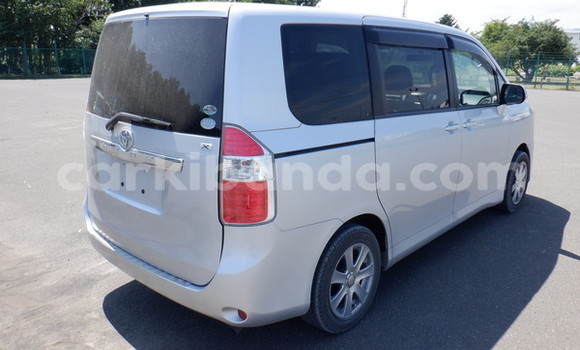 Gura Nshya Toyota Noah Silver Imodoka i Kampala mu Uganda Gura Nshya Toyota Noah Silver Imodoka i Kampala mu Uganda