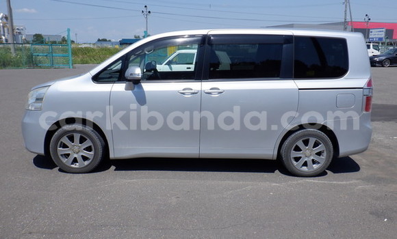 Gura Nshya Toyota Noah Silver Imodoka i Kampala mu Uganda Gura Nshya Toyota Noah Silver Imodoka i Kampala mu Uganda