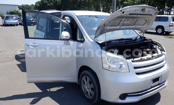 Gura Nshya Toyota Noah Silver Imodoka i Kampala mu Uganda Gura Nshya Toyota Noah Silver Imodoka i Kampala mu Uganda