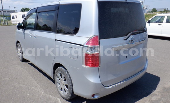 Gura Nshya Toyota Noah Silver Imodoka i Kampala mu Uganda Gura Nshya Toyota Noah Silver Imodoka i Kampala mu Uganda