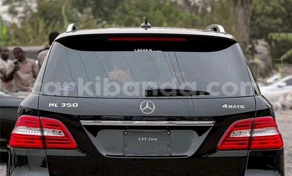 Nunua Ilio tumika Mercedes‒Benz ML–Class Nyeusi Gari ndani ya Kampala nchini Uganda Nunua Ilio tumika Mercedes‒Benz ML–Class Nyeusi Gari ndani ya Kampala nchini Uganda