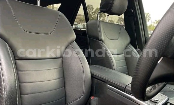 Nunua Ilio tumika Mercedes‒Benz ML–Class Nyeusi Gari ndani ya Kampala nchini Uganda Nunua Ilio tumika Mercedes‒Benz ML–Class Nyeusi Gari ndani ya Kampala nchini Uganda
