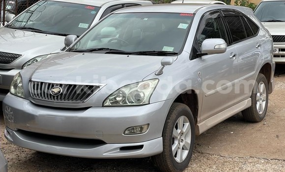 Gura Yakoze Toyota Harrier Silver Imodoka i Kampala mu Uganda