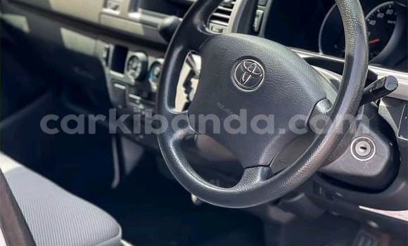 Nunua Ilio tumika Toyota Hiace Nyeupe Gari ndani ya Kampala nchini Uganda Nunua Ilio tumika Toyota Hiace Nyeupe Gari ndani ya Kampala nchini Uganda