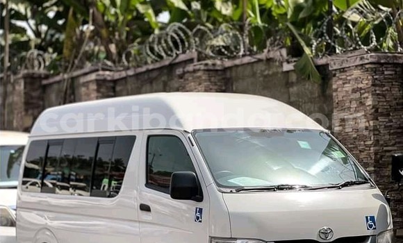 Nunua Ilio tumika Toyota Hiace Nyeupe Gari ndani ya Kampala nchini Uganda Nunua Ilio tumika Toyota Hiace Nyeupe Gari ndani ya Kampala nchini Uganda