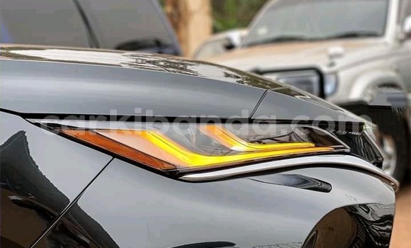 Gura Yakoze Toyota Harrier Black Imodoka i Kampala mu Uganda Gura Yakoze Toyota Harrier Black Imodoka i Kampala mu Uganda